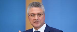 ARCHIV - 03.11.2021, Berlin: Lothar H. Wieler, Präsident des Robert Koch Institut (RKI), äußert sich in einer Pressekonferenz u.a. zu Auffrischungs-Impfungen gegen Corona, in der Bundespressekonferenz. (zu dpa: «RKI-Chef Wieler: «Wir waren noch nie so beunruhigt»») Foto: Kay Nietfeld/dpa +++ dpa-Bildfunk +++