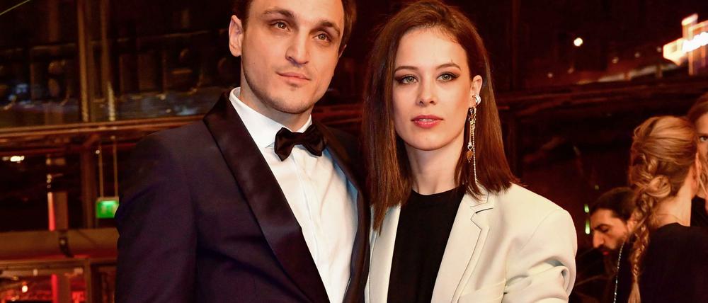 Im Anzug. Franz Rogowski und Paula Beer sehen beide gleichermaßen schnittig aus.