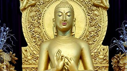 Der goldene Buddha in Mulagandhakuti Vihara zeigt die Prediger Geste, die an Gautamas erste Lehre in Sarnath erinnert. 