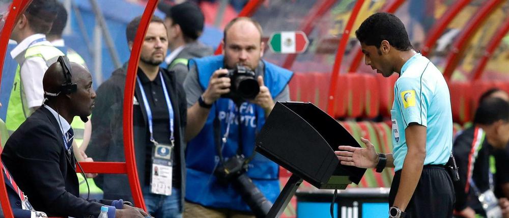 Genau hingeschaut. Auch in der Champions League kommt der Videoschiedsrichter ab diesem Achtelfinale zum Einsatz.