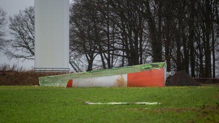 Der abgebrochene Flügel der Windkraftanlage auf einem angrenzenden Feld