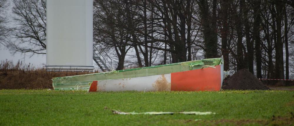 Der abgebrochene Flügel der Windkraftanlage auf einem angrenzenden Feld