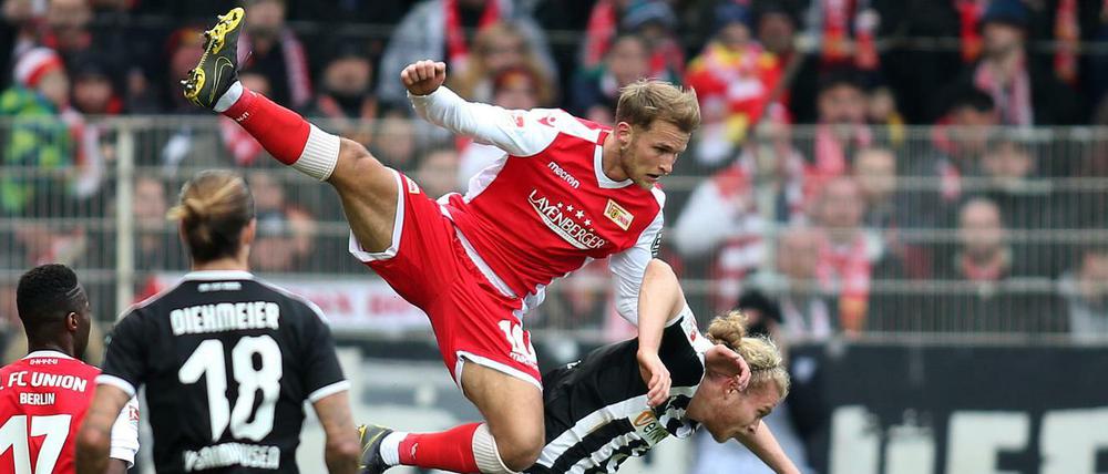 Unions Sebastian Andersson (oben) traf per Kopf zum 1:0. 