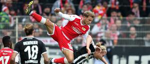 Unions Sebastian Andersson (oben) traf per Kopf zum 1:0. 