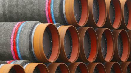 Rohre für die Erdgaspipeline Nord Stream 2 liegen im Hafen zur Abholung bereit. 