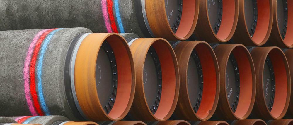 Rohre für die Erdgaspipeline Nord Stream 2 liegen im Hafen zur Abholung bereit.