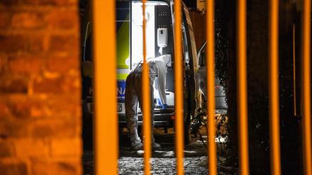 Am Freitagabend war in einem Hinterhof in Werder die Spurensicherung bei der Arbeit. Dort war ein Mann erschossen worden. 