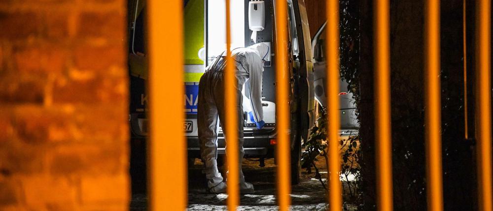 Am Freitagabend war in einem Hinterhof in Werder die Spurensicherung bei der Arbeit. Dort war ein Mann erschossen worden. 