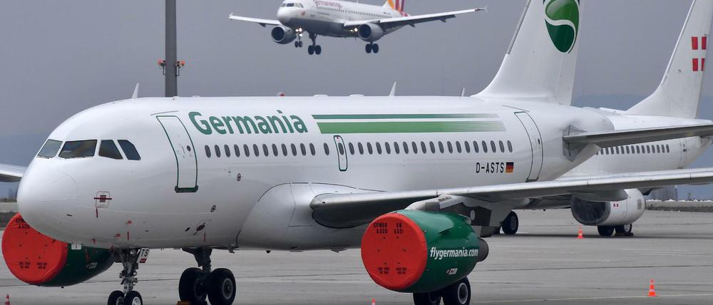 Eine Germania-Maschine ist auf dem Rollfeld des Flughafen Erfurt-Weimar abgestellt.