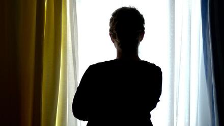 Eine junge Frau in einem Frauenhaus (Symbolfoto).