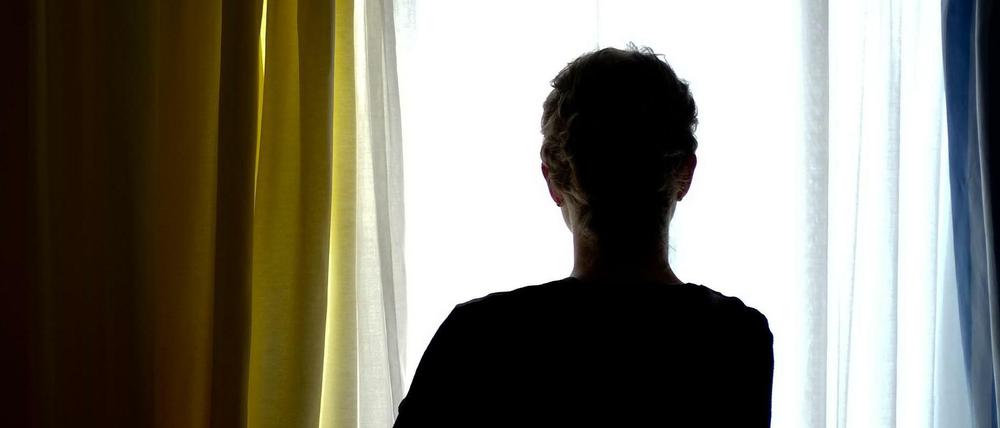 Eine junge Frau in einem Frauenhaus (Symbolfoto).