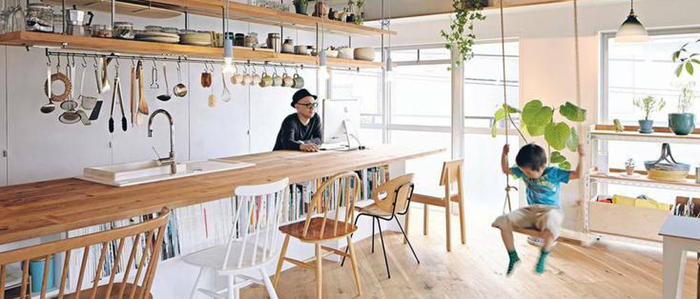 Lebensraum. Die Küche des Architektenpaares Tomoko Sasaki und Kei Sato (im Bild mit Sohn) bildet das Zentrum ihrer Tokioter Wohnung. Trennende Wände wurden dafür entfernt.