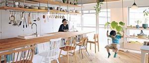 Lebensraum. Die Küche des Architektenpaares Tomoko Sasaki und Kei Sato (im Bild mit Sohn) bildet das Zentrum ihrer Tokioter Wohnung. Trennende Wände wurden dafür entfernt.