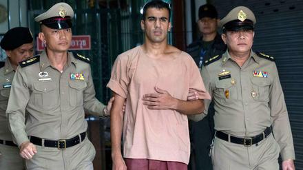 Hakim Al-Araibi (Mitte) verlässt in Begleitung von zwei Polizisten das Strafgericht in Bangkok (Archiv).