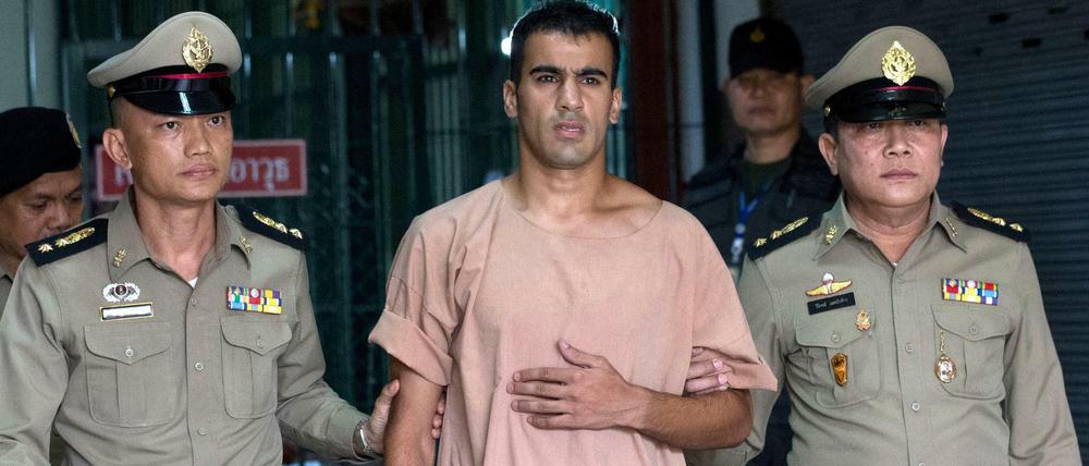 Hakim Al-Araibi (Mitte) verlässt in Begleitung von zwei Polizisten das Strafgericht in Bangkok (Archiv).