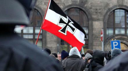 Neonazis schwenken eine Fahne auf dem Schlesischen Platz vor dem Bahnhof Neustadt in Dresden (Archivbild).