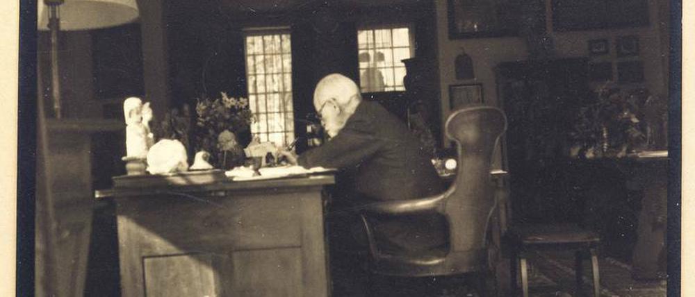 Sigmund Freud 1938 an seinem Londoner Schreibtisch.