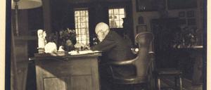 Sigmund Freud 1938 an seinem Londoner Schreibtisch.