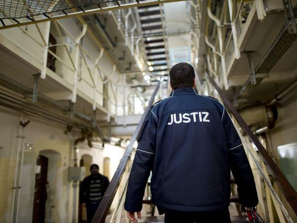Justizbediensteter in der JVA Tegel