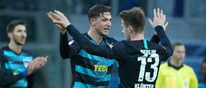 Niklas Stark (links) und Lukas Klünter hatten viel Spaß gegen Mönchengladbach. 