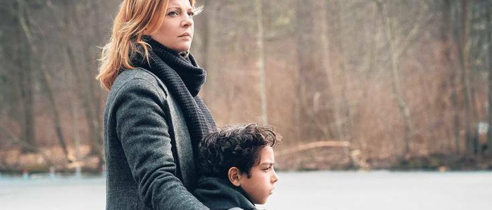 Nächtliche Begegnung. Nachdem das Flüchtlingskind Djamal (Lilien Batman) Judith Volkmann (Jördis Triebel) vors Auto rennt, forscht sie nach seinem Schicksal. 