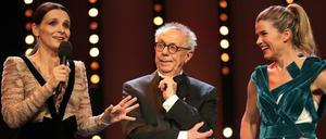 Berlinale-Direktor Dieter Kosslick mit Jury-Präsidentin Juliette Binoche und Moderatorin Anke Engelke. 