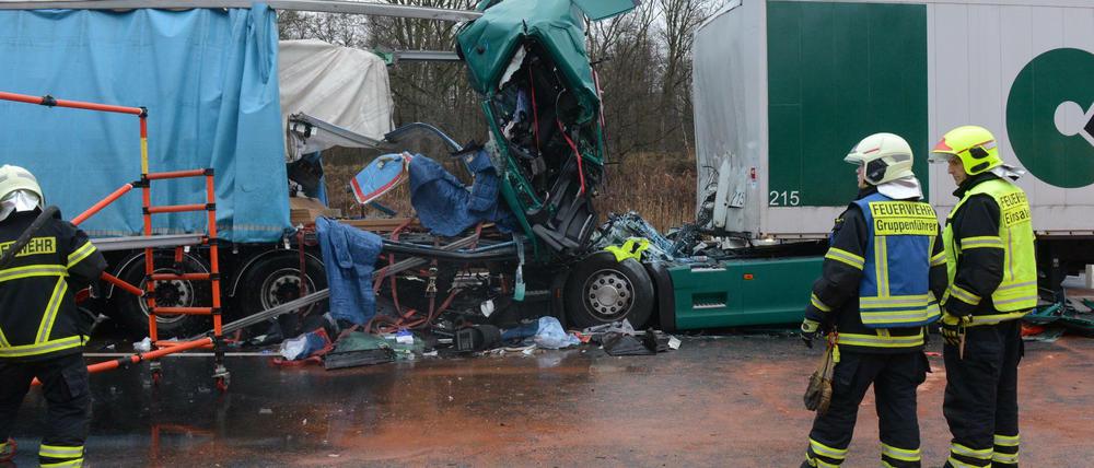 Riskanter Job. Feuerwehr im Einsatz, hier auf der A 10 bei Ludwigsfelde.