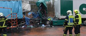 Riskanter Job. Feuerwehr im Einsatz, hier auf der A 10 bei Ludwigsfelde.