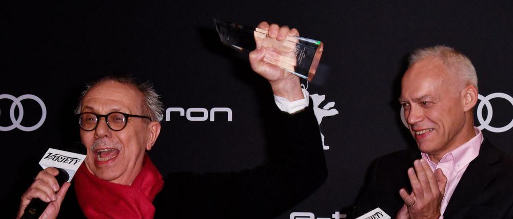 Berlinale-Direktor Dieter Kosslick (links) bekommt den "Variety Achievement in International Film Award" von Variety-Redakteur Patrick Frater überreicht.