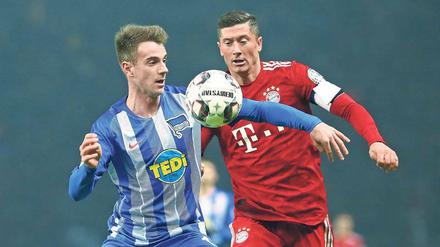 Endlich am Ball. Vor seinem Einsatz gegen den FC Bayern kam Lukas Klünter (l.) nur auf eine Minute Spielzeit für Hertha BSC. In Gladbach winken nun 90 Minuten. Foto: Müller/imago