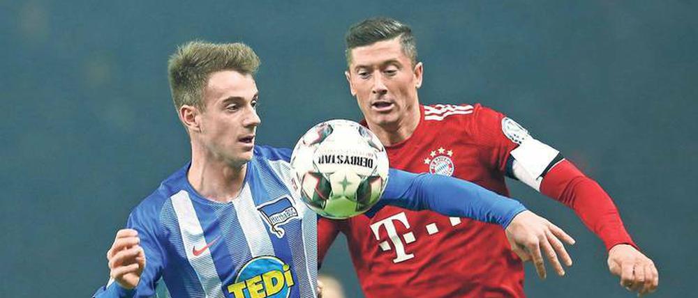 Endlich am Ball. Vor seinem Einsatz gegen den FC Bayern kam Lukas Klünter (l.) nur auf eine Minute Spielzeit für Hertha BSC. In Gladbach winken nun 90 Minuten. Foto: Müller/imago