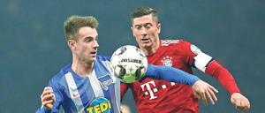 Endlich am Ball. Vor seinem Einsatz gegen den FC Bayern kam Lukas Klünter (l.) nur auf eine Minute Spielzeit für Hertha BSC. In Gladbach winken nun 90 Minuten. Foto: Müller/imago