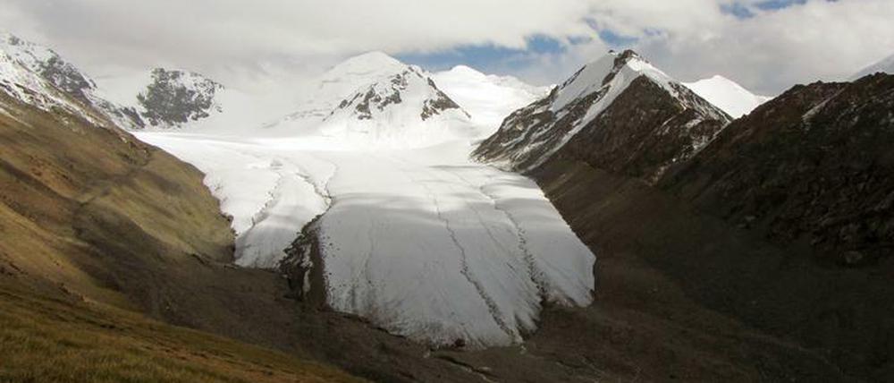 Das Eis eines Gletschers in Kirgistan. Das Volumen der meisten Gletscher ist einer neuen Studie zufolge kleiner als bislang angenommen. Das habe Auswirkungen auf die Süßwasserversorgung, schreiben die Autoren. Denn wenn weniger Schmelzwasser vom Berg komme, führten auch Flüsse, die die Landwirtschaft zur Bewässerung brauche, weniger Wasser. Die Forscher um Daniel Farinotti von der Eidgenössischen Technischen Hochschule Zürich veröffentlichten die Studie im Fachjournal «Nature Geoscience»