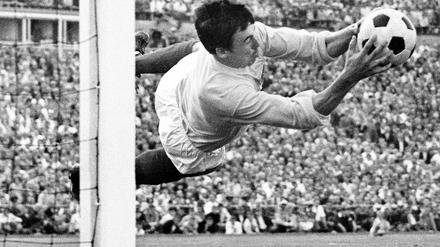 Mit bloßer Hand. Torwart Gordon Banks (England)