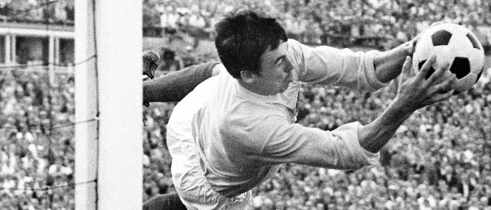 Mit bloßer Hand. Torwart Gordon Banks (England)