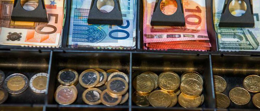 Die Deutschen zahlen nach wie vor am liebsten in bar.