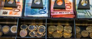 Die Deutschen zahlen nach wie vor am liebsten in bar.