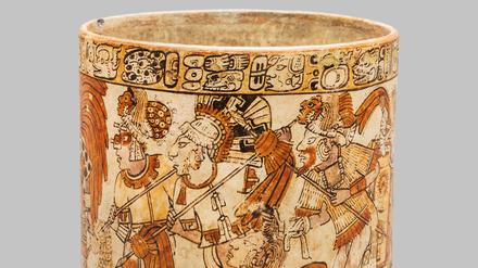Beredter Behälter. Das Maya-Gefäß, mit Kriegsszenen bemalt, entstand in der Zeit 700 bis 900 n.Chr. 