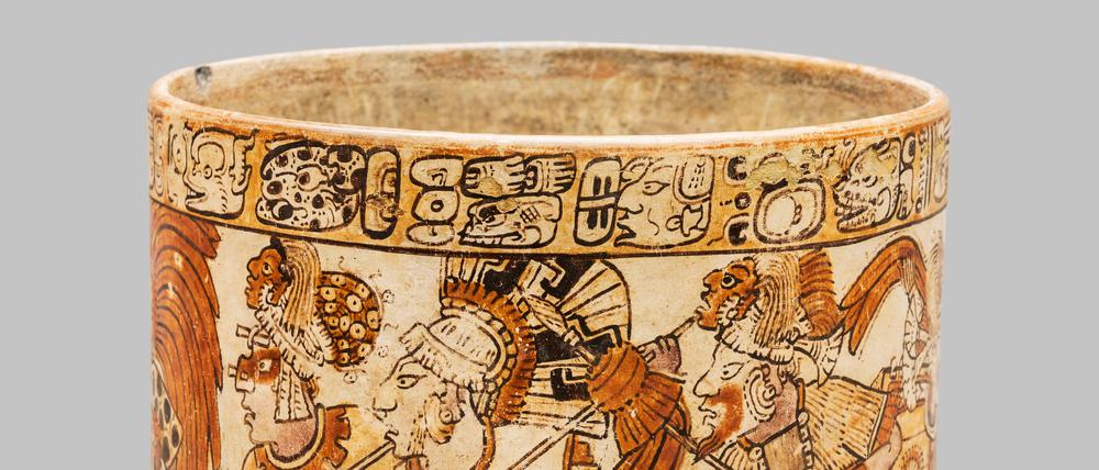 Beredter Behälter. Das Maya-Gefäß, mit Kriegsszenen bemalt, entstand in der Zeit 700 bis 900 n.Chr. 