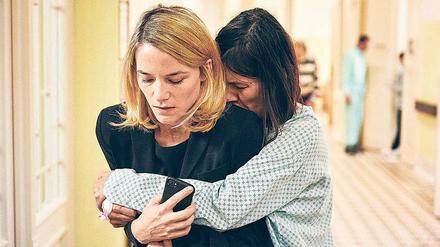 Hol’ mich hier raus! Psychatrie-Patientin Conny (Pia Hierzegger) und Lola (Valerie Pachner). 