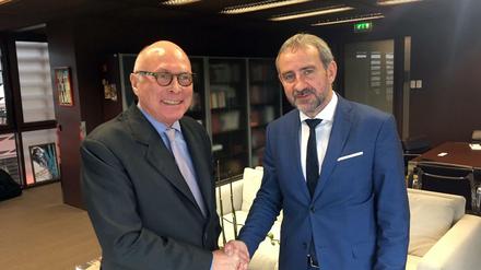 Hermann Parzinger (r), Präsident der Stiftung Preußischer Kulturbesitz, und sein französischer Amtskollege Stéphane Martin in Paris.