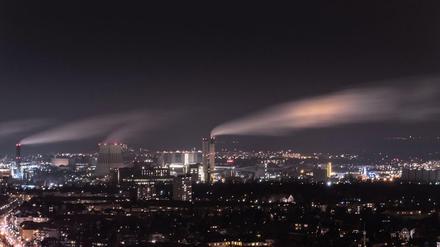Leuchtendes Zentrum umgeben von einem platten Nichts? Berlin bei Nacht.