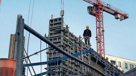 Hoch hinaus. Gebaut wird durchaus in Berlin – aber nicht so viel, wie die sich verschärfende Krise auf dem Wohnungsmarkt es erforderlich machen würde.