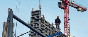 Hoch hinaus. Gebaut wird durchaus in Berlin – aber nicht so viel, wie die sich verschärfende Krise auf dem Wohnungsmarkt es erforderlich machen würde.