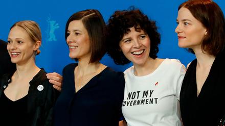 Das Team von "Der Boden unter den Füßen". Marie Kreutzer (2. von rechts) ist eine der sieben Regisseurinnen im Wettbewerb.