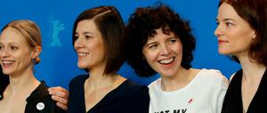Das Team von "Der Boden unter den Füßen". Marie Kreutzer (2. von rechts) ist eine der sieben Regisseurinnen im Wettbewerb.