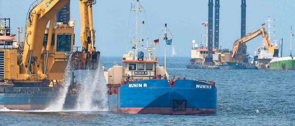 Im Greifswalder Bodden werden Leitungen für Nord Stream 2 verlegt.
