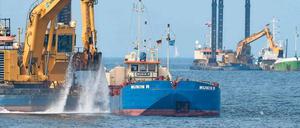Im Greifswalder Bodden werden Leitungen für Nord Stream 2 verlegt. 