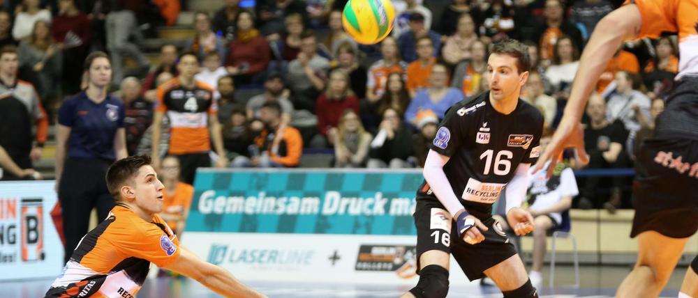 Berlins Moritz Reichert (links) und Nicolas Rossard wollen in der Champions League mal wieder gewinnen.