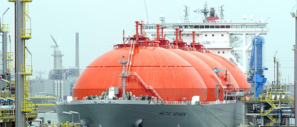 Ein LNG-Frachter im Hafen von Rotterdam.